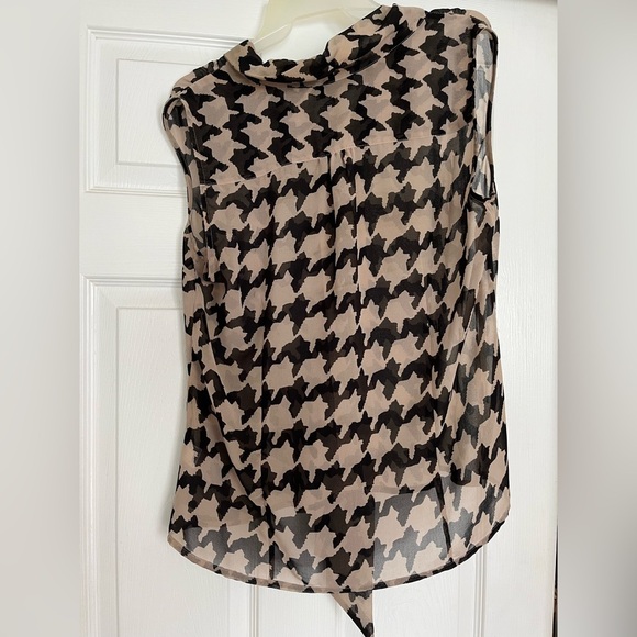 Stylish Black and Cream Women's Top Tahari Sleevless Blouse Size Large - Picture 13 of 13